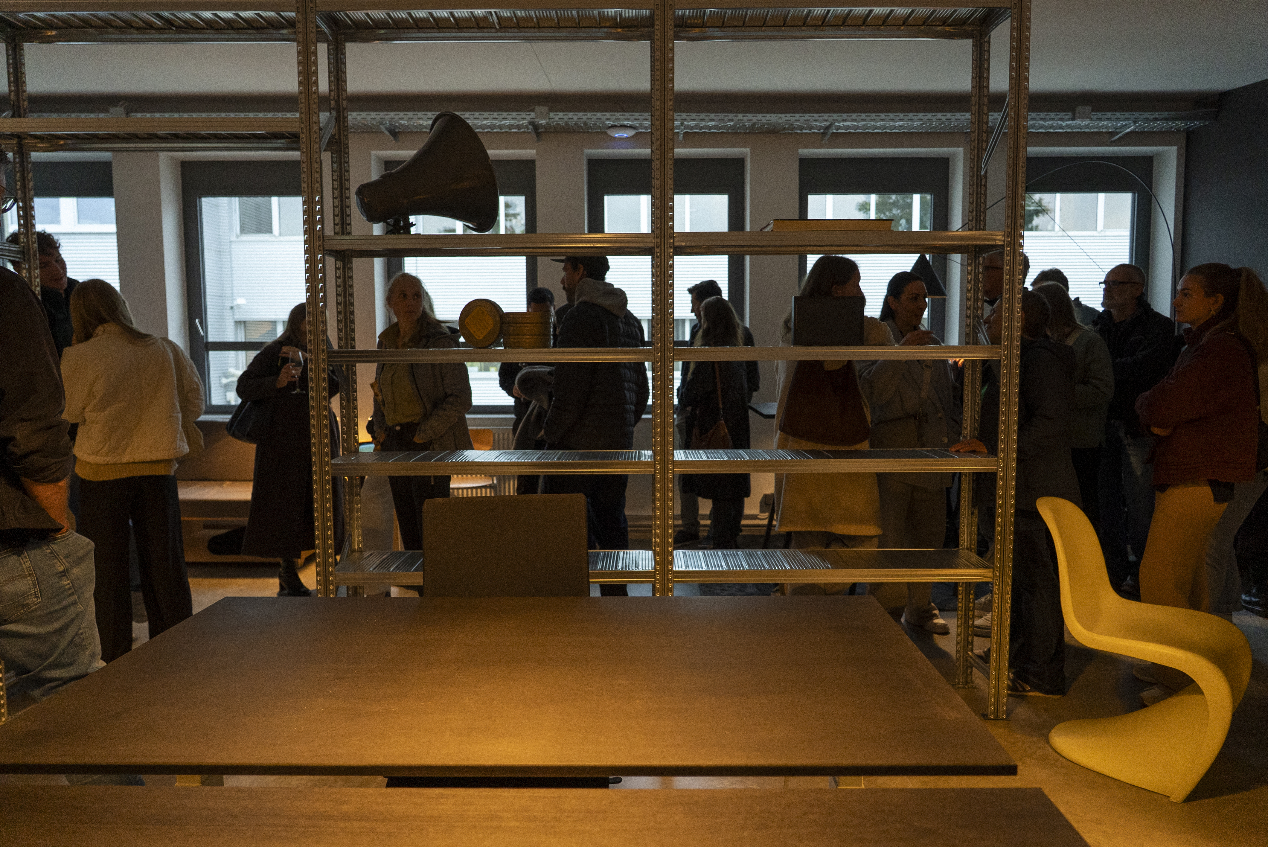 Besucher drängen sich in den Räumlichkeiten während der Eröffnungsfeier.