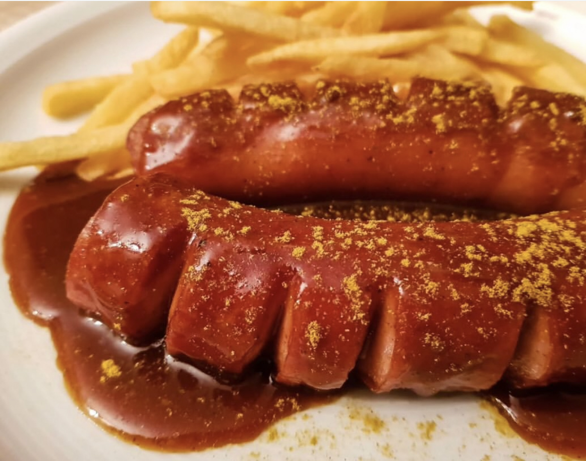 Currywurst mit Pommes