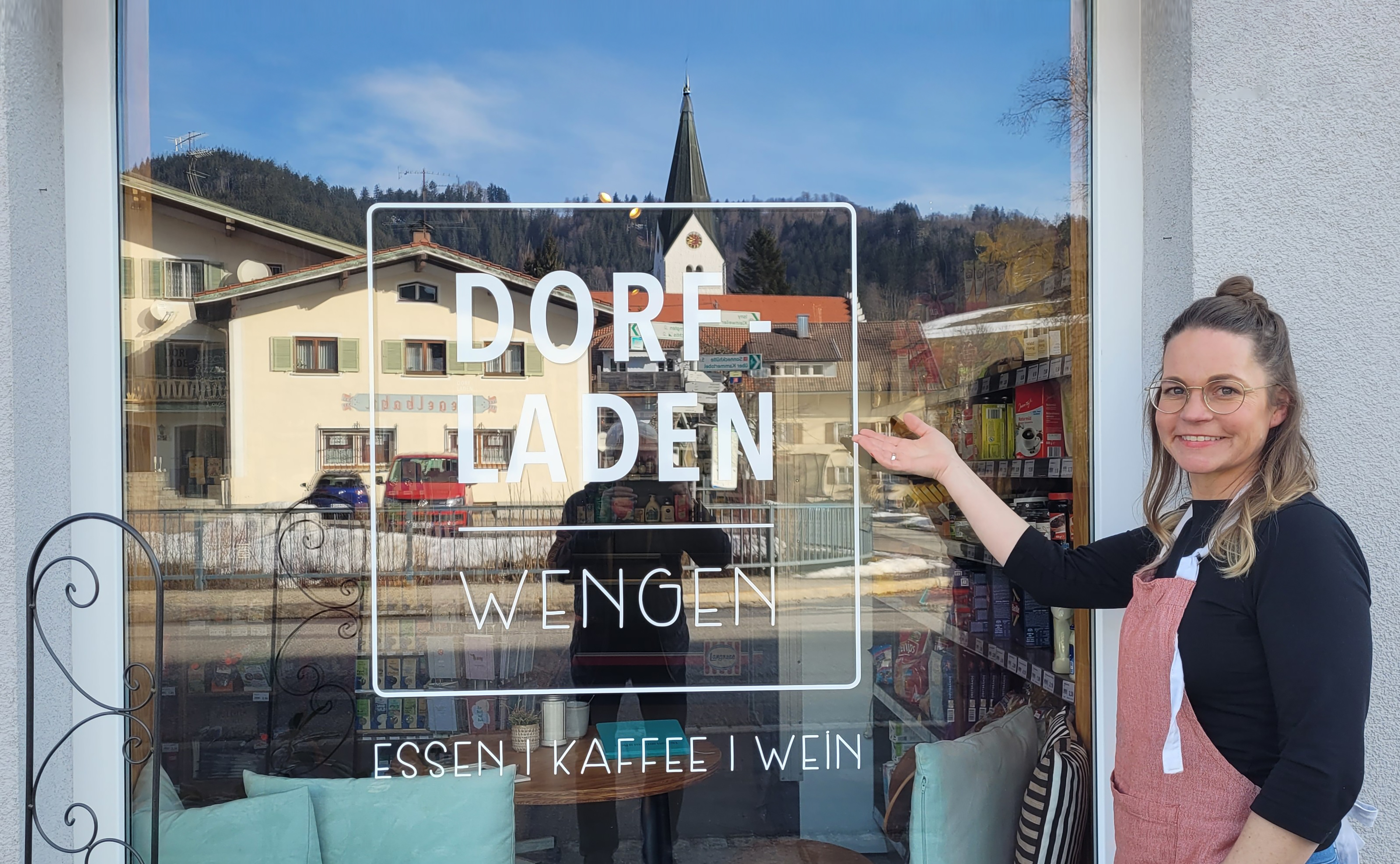 Katrin Socher vor dem Dorfladen in Wengen