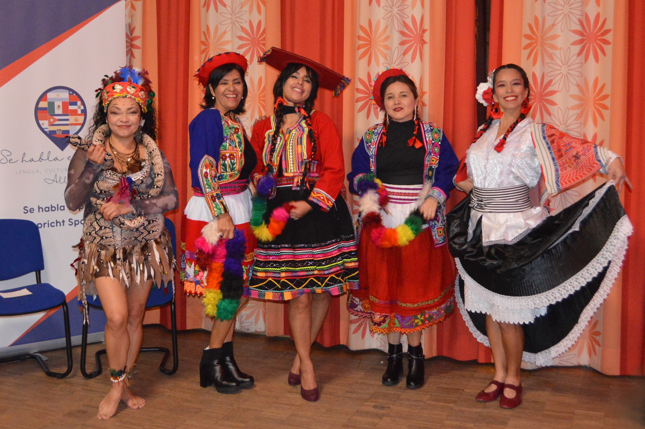 Frauengruppenporträt in südamerikanischer Tracht