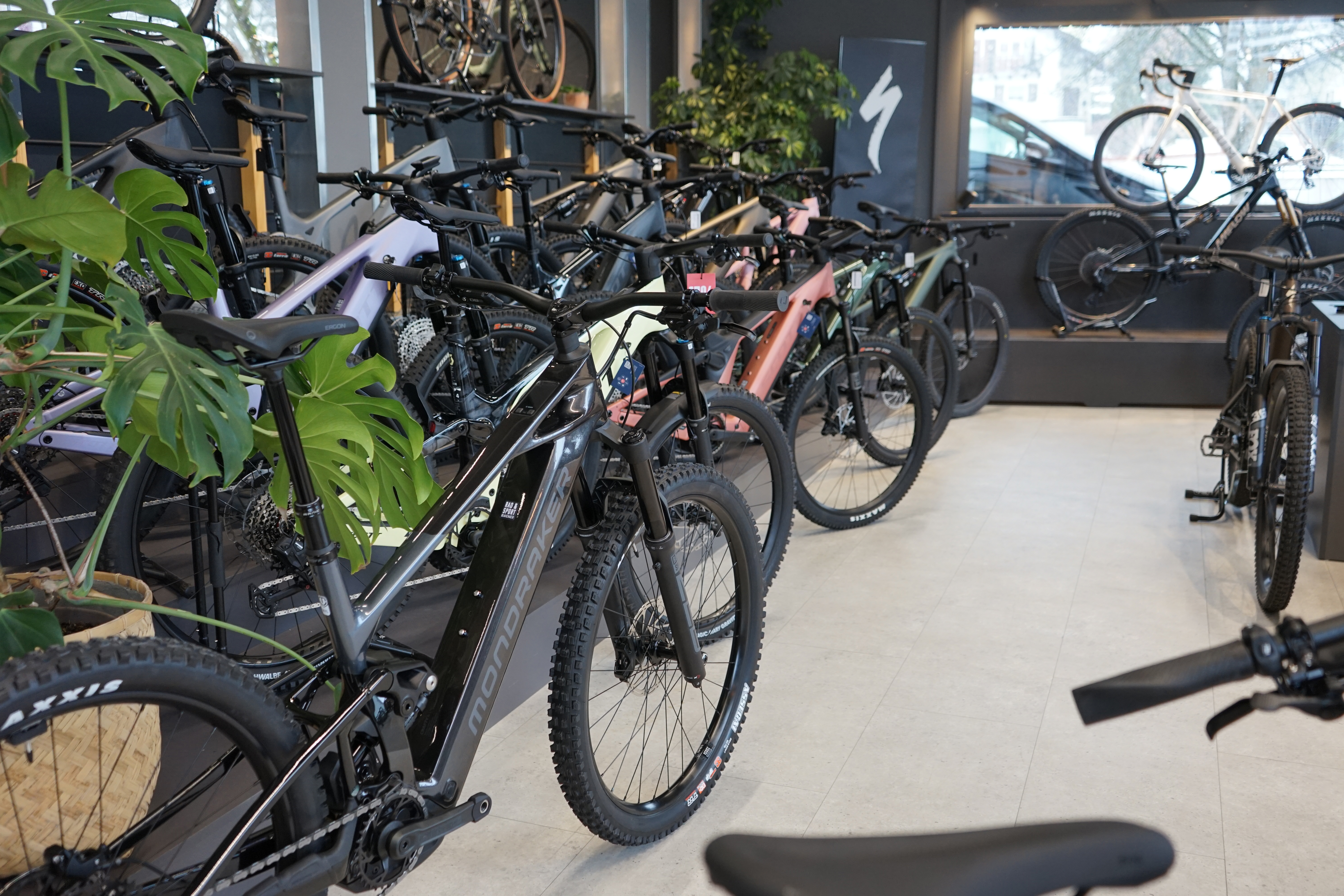 E-Bikes im Verkaufsraum