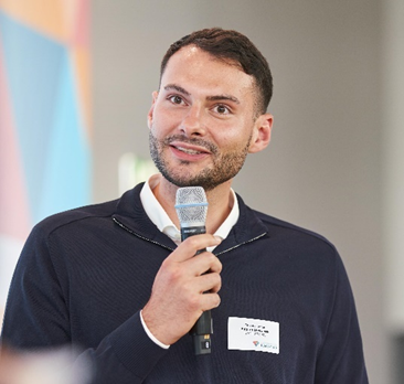 Fabian Duschek am Mikrofon bei der Verleihung des Dualissimo-Preises.