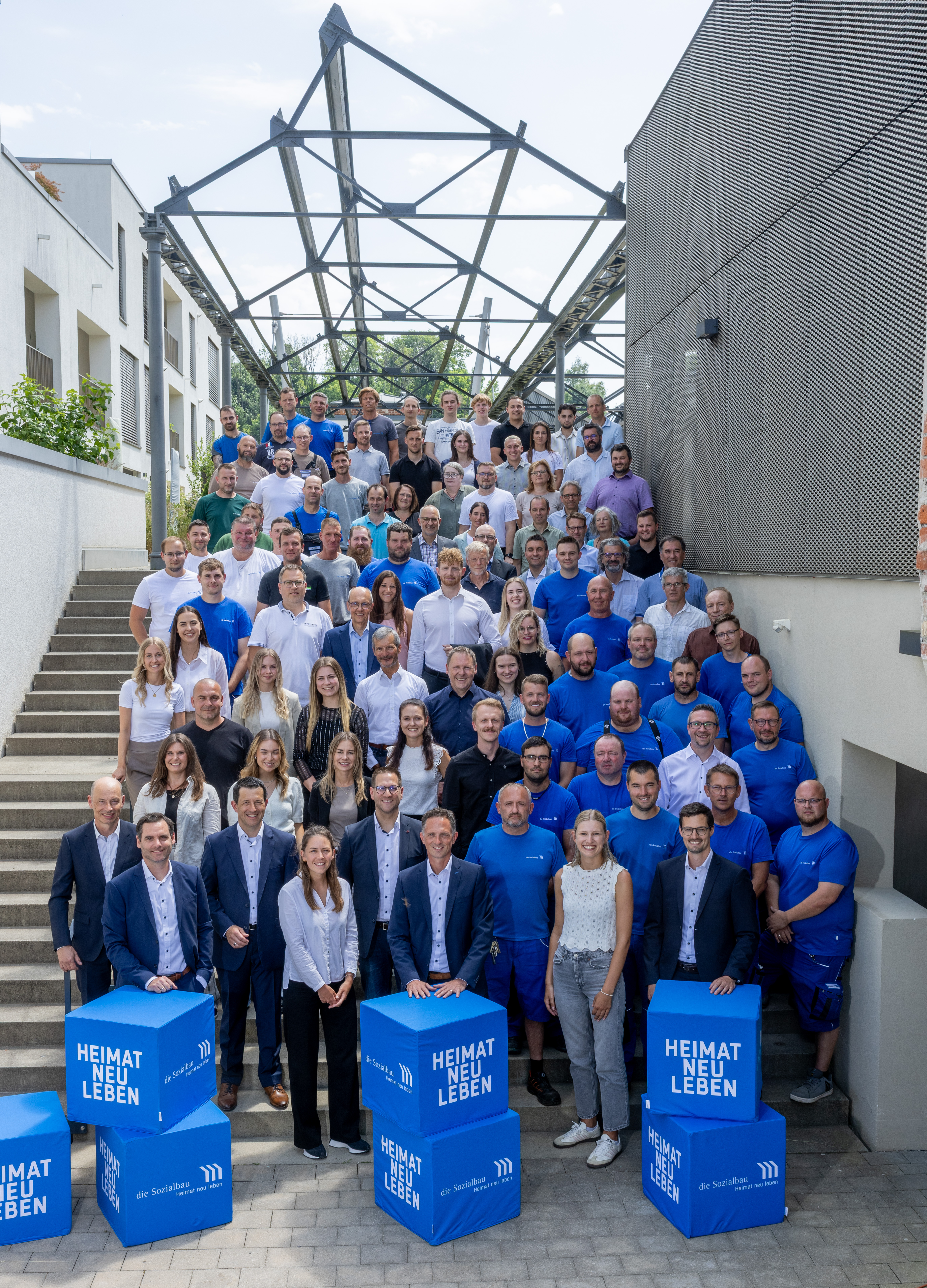 Die ganze Belegschaft der Sozialbau steht die ganze Treppe hoch.