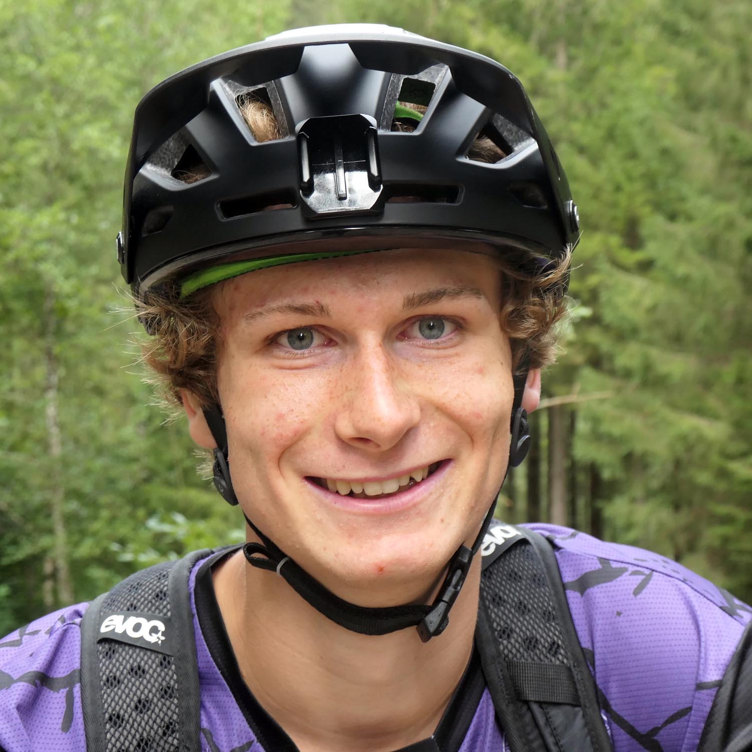 Porträtfoto von Leo Schweizer in voller Montur in der Natur