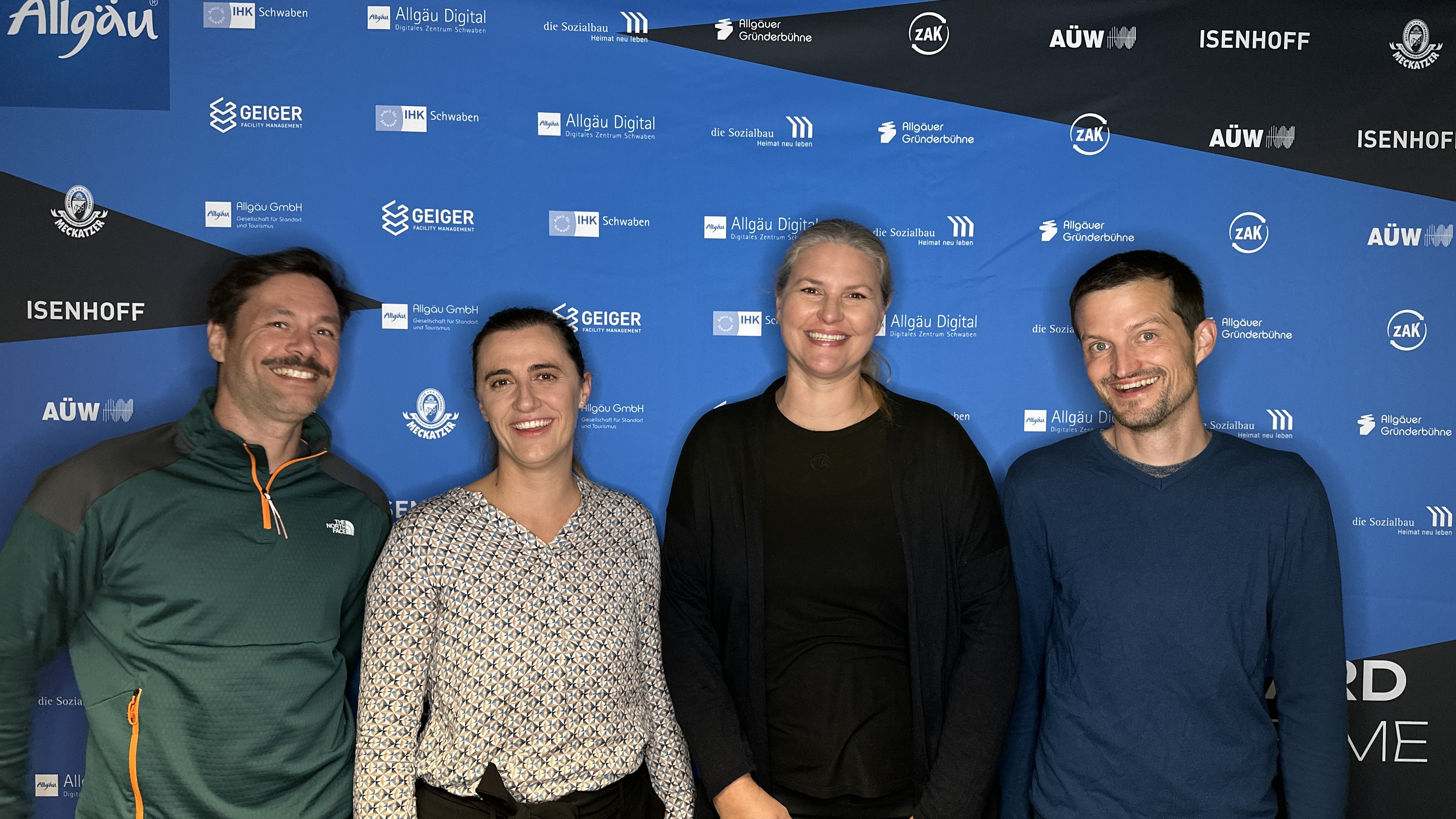David Möhnle, Janina Schober, Kathrin Aust und Norbert Baumann im Gruppenfoto der Finalisten.