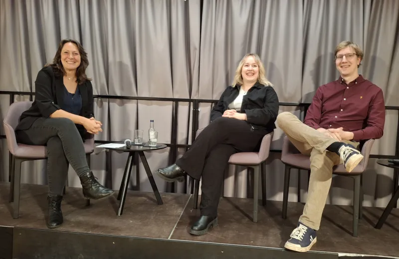 Katharina Simon, Gleichstellungsbeauftragte der Stadt Kempten (links) moderierte das Fachgespräch mit Selma Frey und Tom Sattler aus Tübingen