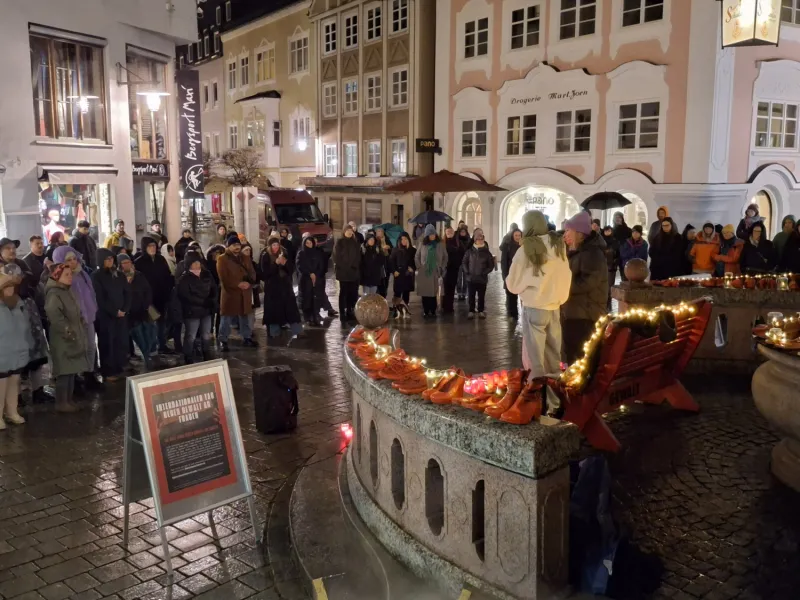 Rede an der Freitreppe vor einer Menschenmenge.