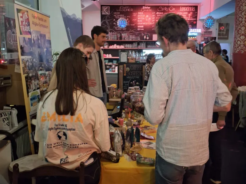 Ein Marktstand zeigte eine kleine Auswahl an fair gehandelten Produkten. 