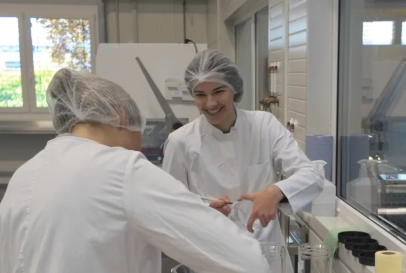 Annika Schella mit Kollegin im Labor