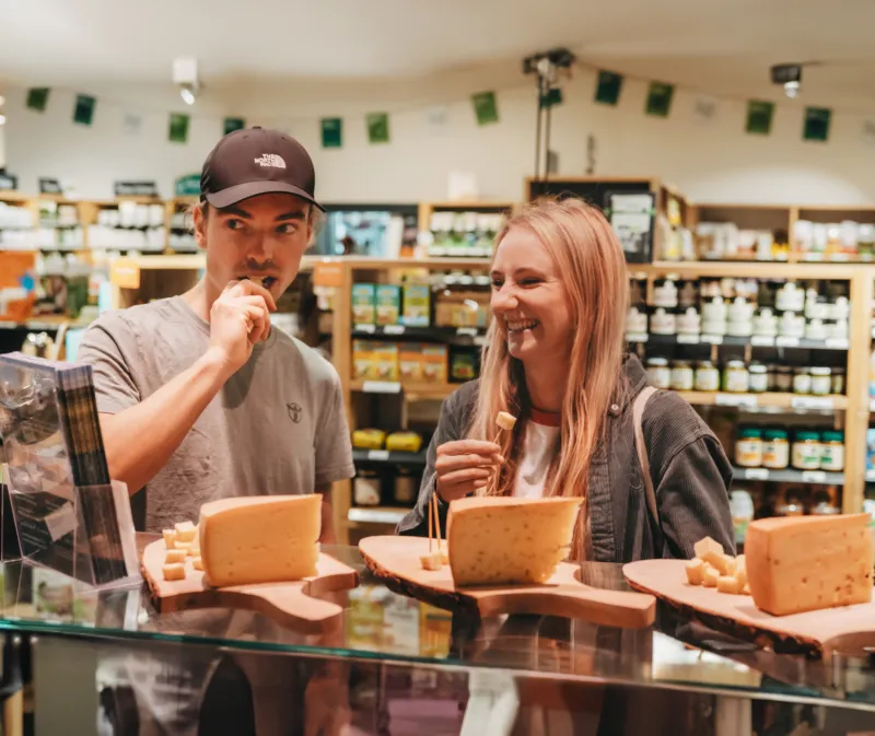 Kostproben an der Käsetheke