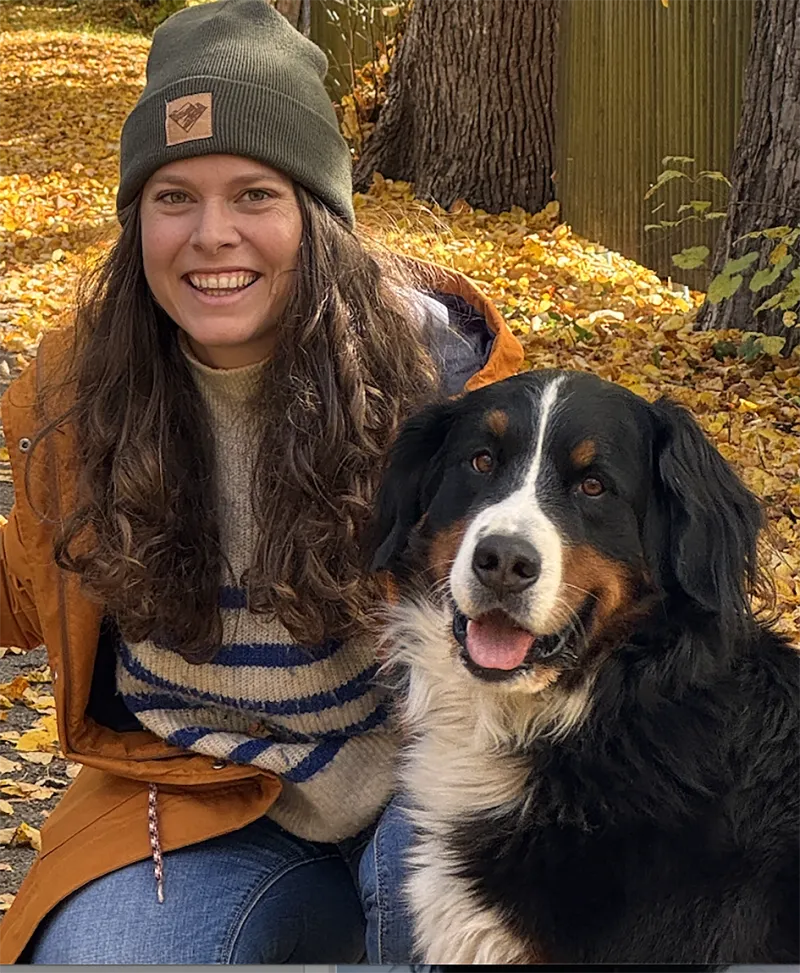 Mathelehrerin Josefa Winter mit Berner Sennenhündin Emmi