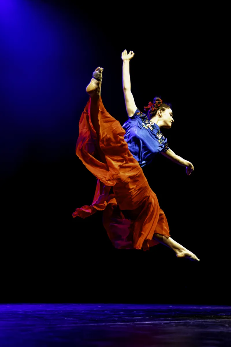 Hauptdarstellerin während eines Sprungs auf der Bühne