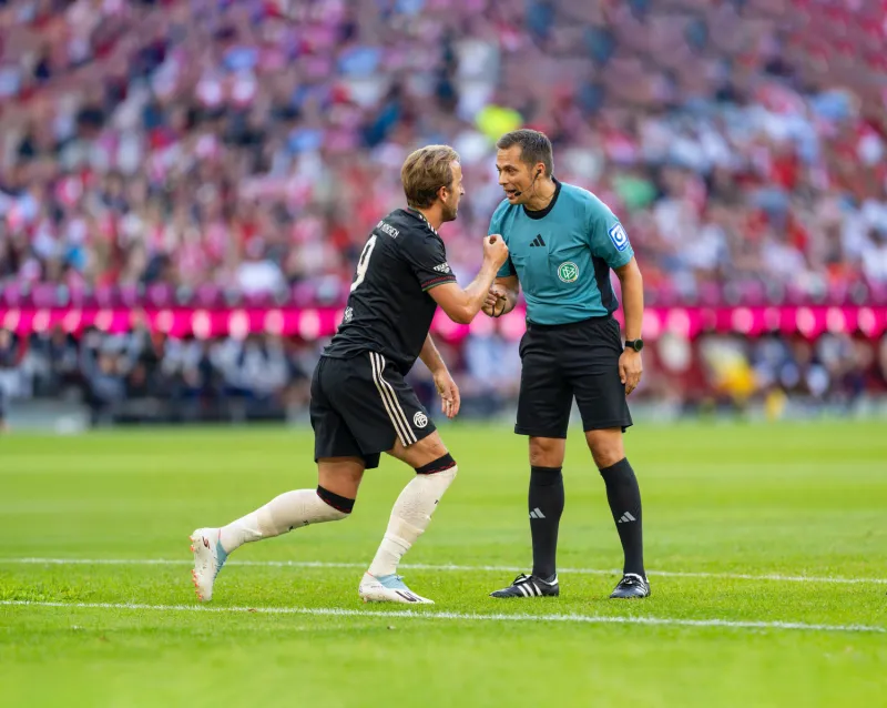 Bundesligaschiedsrichter Robert Hartmann mit Torjäger Harry Kane