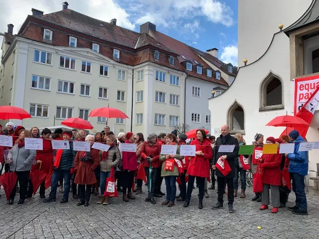 Versammlung zum Equal Pay Day am Rathausplatz mit OB Thomas Kiechle