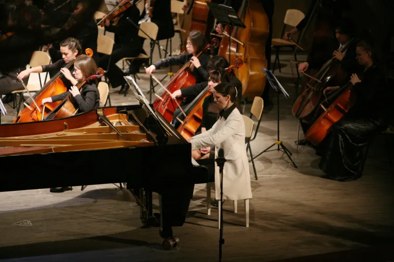 Pianistin Nataliya Tkachenko während eines Konzertauftritts