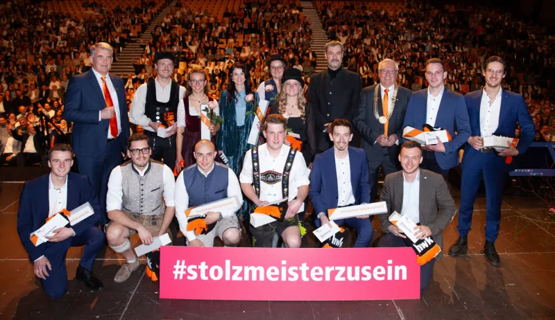 Die Jahresbestmeisterinnen und Jahresbestmeister mit Ministerpräsident Markus Söder, HWK-Präsident Hans-Peter Rauch (3. v. r. stehend) und HWK-Hauptgeschäftsführer Ulrich Wagner (links stehend) 