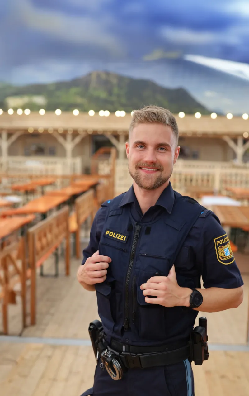 Der Polizeibeamte Kevin Wieder sagt über seinen Einstieg: „Eine praxisnahe, abwechslungsreiche Ausbildung“