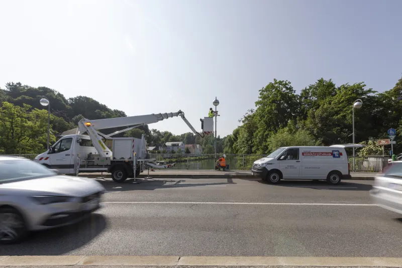 Anbringung einer Verkehrskamera auf der St.-Mang-Brücke bei durchgehendem Verkehr