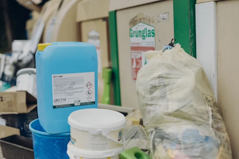 Unsachgemäße Entsorgung von Sperrmüll an Wertstoffinseln / Containern