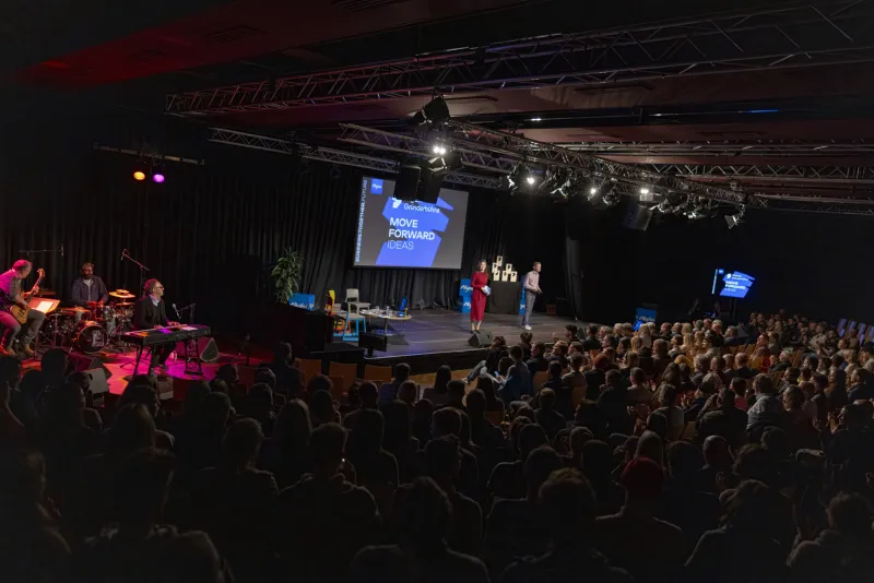 Foto von einer Veranstaltung der Allgäuer Gründerbühne mit Publikum und Band.