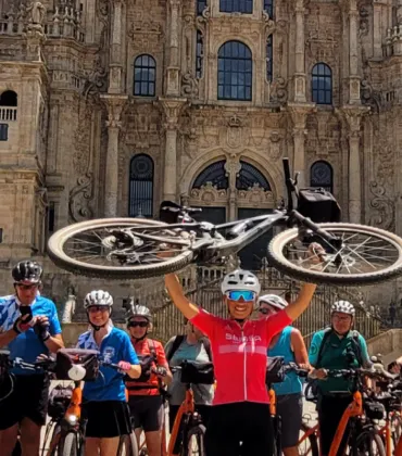 Gruppenfoto der Radpilger vor einer südlichen Kirche