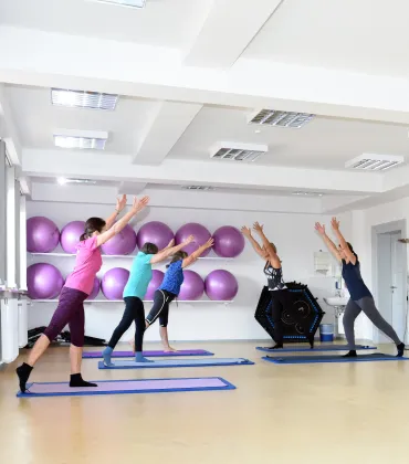 Frauen in Übungspose während eines Kurses