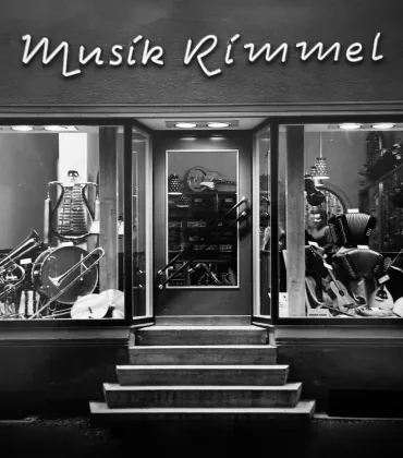 Ein schwarz-weiß Bild des Musikhaus Rimmel aus früheren Zeiten