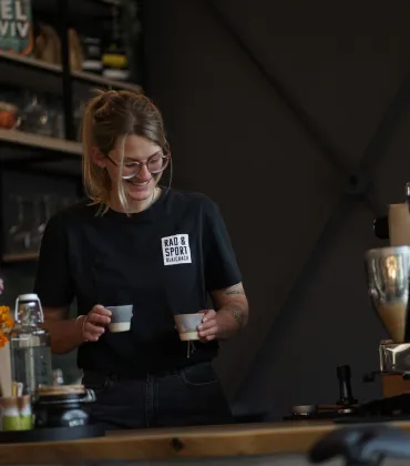 Geschäftsführerin Leonie Stüken fühlt sich auch in der Kaffeebar des Ladens sehr wohl