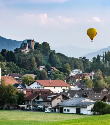 Aufnahme von Sulzberg, im Hintergrund fliegt ein Heißluftballon