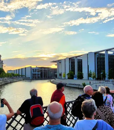 Gruppenführung bei Sonnenuntergang am Spreeufer