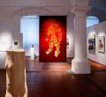 Ausstellungsraum mit Kunstwerken