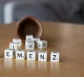 Ein Becher aus dem Würfel gefallen sind, auf diesen steht das Wort "Demenz"