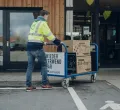 Ein Auszubildender bei der Arbeit bei ZAK
