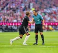 Bundesligaschiedsrichter Robert Hartmann mit Torjäger Harry Kane