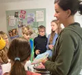 Redakteurin Anke Roser mit der Schülerzeitung der Montessori-Schule