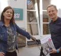 Anke Roser und Simon Schnetzer vor der Tür zum Büro des Stadtmagazins.