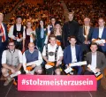 Die Jahresbestmeisterinnen und Jahresbestmeister mit Ministerpräsident Markus Söder, HWK-Präsident Hans-Peter Rauch (3. v. r. stehend) und HWK-Hauptgeschäftsführer Ulrich Wagner (links stehend) 