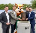 Sozialbau- Geschäftsführer Thomas Heubuch, OB Christian Schoch, das  Maskottchen  „Engelhaldi“,  Baureferent Tim  Koemstedt und  Sozialbau- Geschäftsführer Martin Langenmaier legen die Zeitkapsel in den Grundstein.