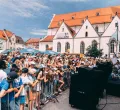 Viele Leute die auf dem Stadtfest vor einer Bühne stehen.