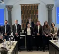 Alle 16 neu gewählten Stadträtinnen und Stadträte haben sich an der Stirnseite des Großen Sitzungssaals aufgestellt