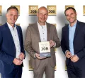 Über das begehrte „Top Job“-Siegel 2025 freuen sich von links: Thomas Heubuch (Geschäftsführer Sozialbau), Oberbürgermeister Thomas Kiechle und Martin Langenmaier (Geschäftsführer Sozialbau). 