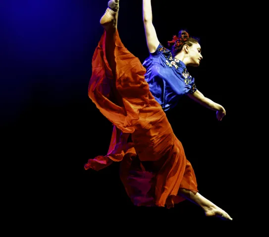 Hauptdarstellerin während eines Sprungs auf der Bühne