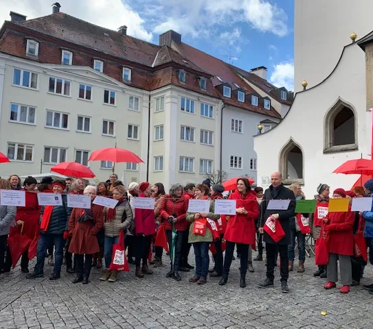 Versammlung zum Equal Pay Day am Rathausplatz mit OB Thomas Kiechle