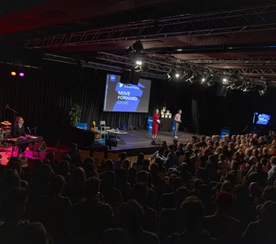 Foto von einer Veranstaltung der Allgäuer Gründerbühne mit Publikum und Band.