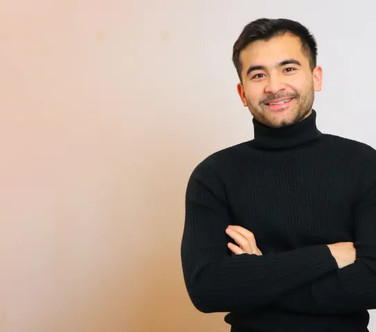 Porträtfoto von Mirzokhid Bobokulov ganz in schwarz gekleidet.