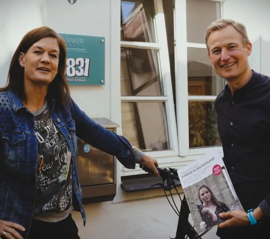 Simon Schnetzer vor der 0831-Redaktion