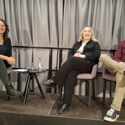 Katharina Simon, Gleichstellungsbeauftragte der Stadt Kempten (links) moderierte das Fachgespräch mit Selma Frey und Tom Sattler aus Tübingen