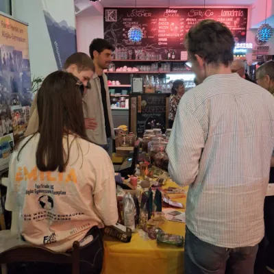 Ein Marktstand zeigte eine kleine Auswahl an fair gehandelten Produkten. 