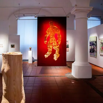Ausstellungsraum mit Kunstwerken