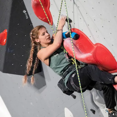 Carolin Heberle an der Kletterwand
